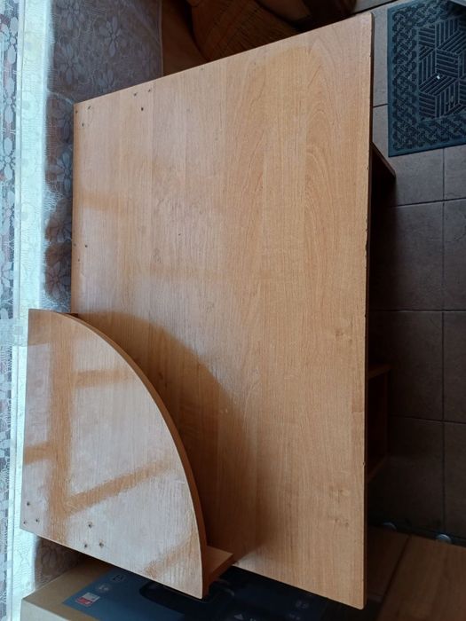 Стіл компʼютерний