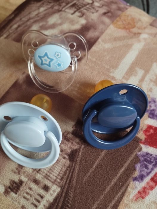 Це набір пустушок BIBS Colour