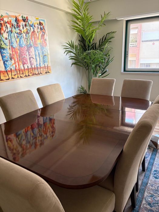 Mesa de jantar em madeira