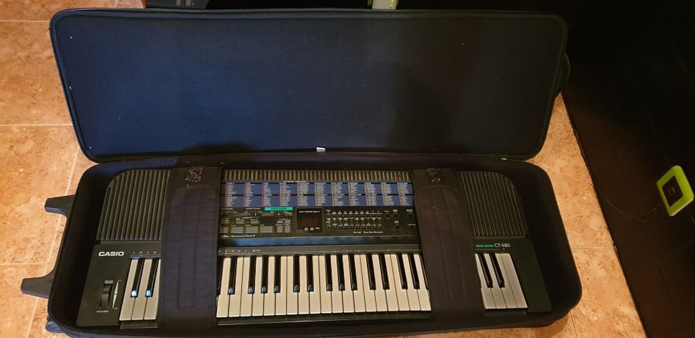 Vendo teclado Casio CT-680 e Case Gator usado em bom estado