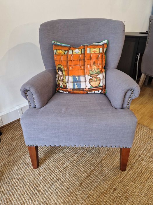 Senhorinhas e mesa de apoio