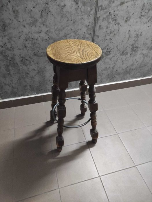 Dwa drewniane stołki barowe – używane