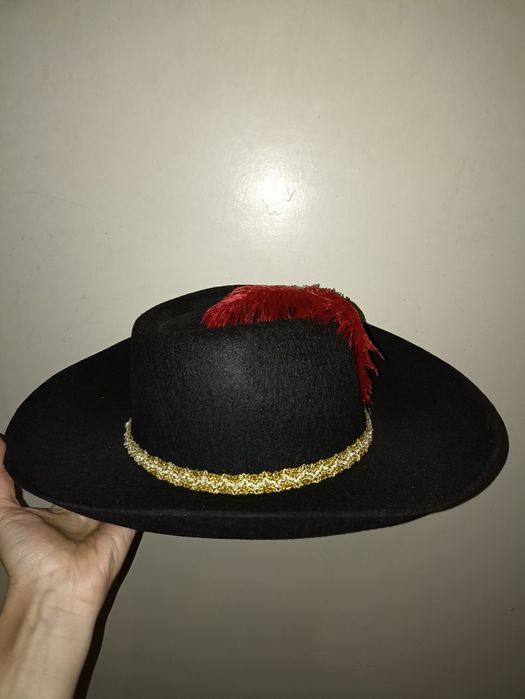 Капелюх шляпа мушкетера з пером чорна