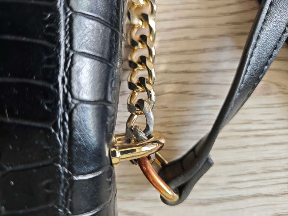 Torebka czarna crossbody Reserved