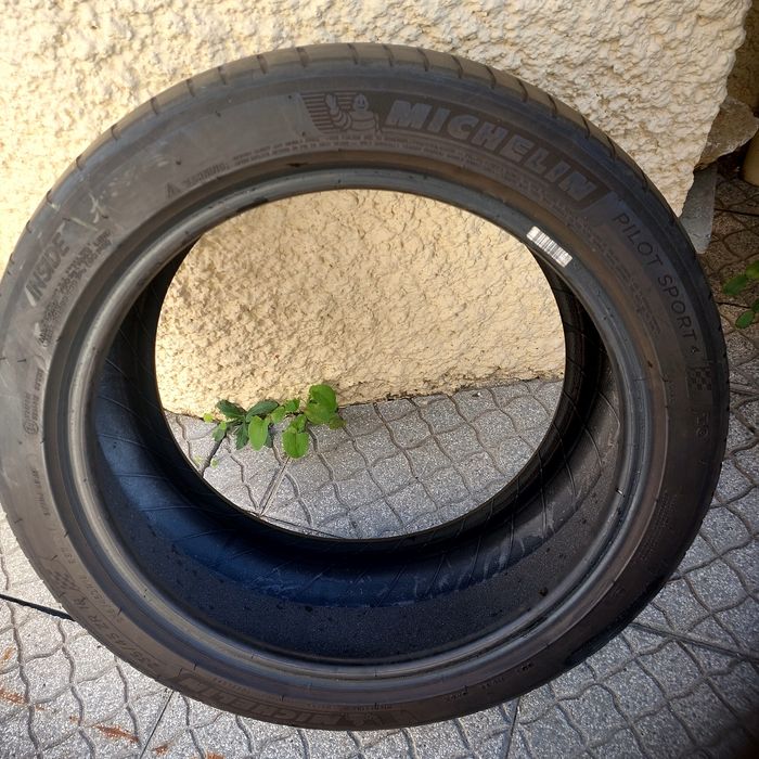 Pneu Michelin medida 235/45 ZR/18