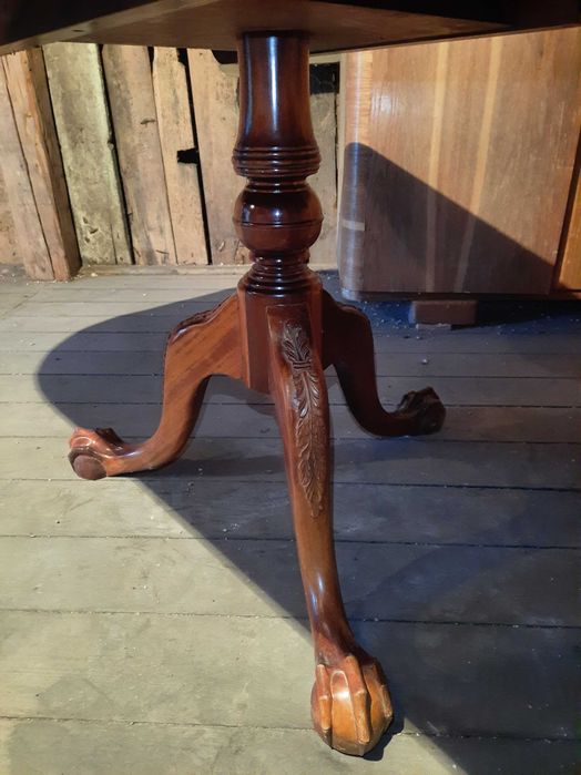 Elegancki stół w stylu angielskim