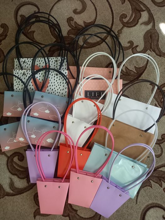 Сумочки та коробочки для флористики, колби для квітів