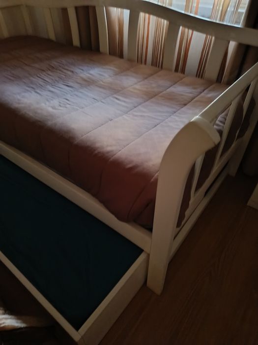 Cama dupla com colchões em ótimo estado