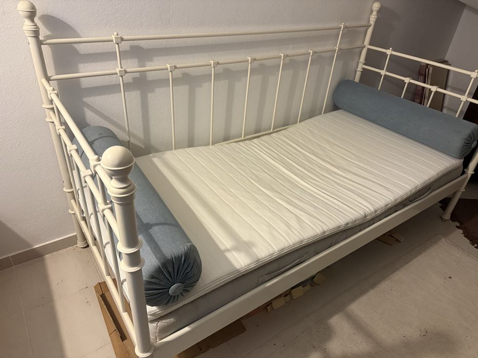 Cama de ferro solteiro + colchão + sobrecolchão