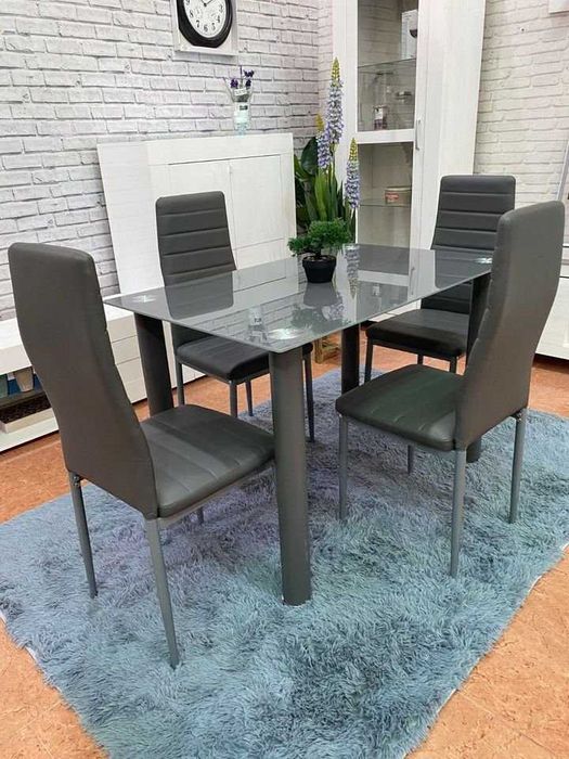 Mesa de jantar em vidro com 4 cadeiras