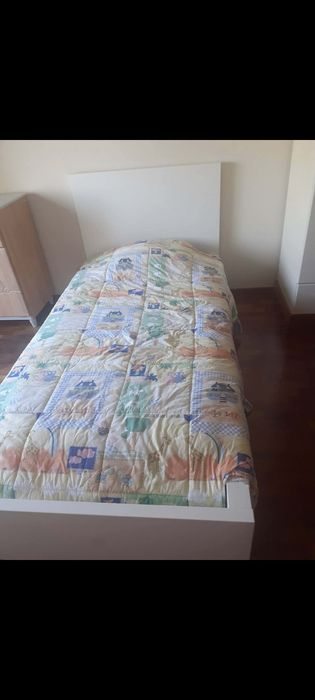Cama de solteiro com colxao