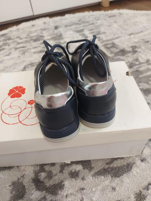 Шкіряні кросівки для дівчинки