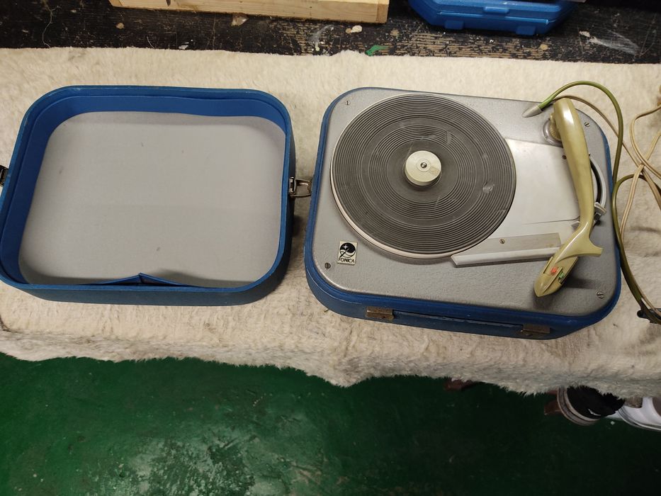 Gramofon w walizce