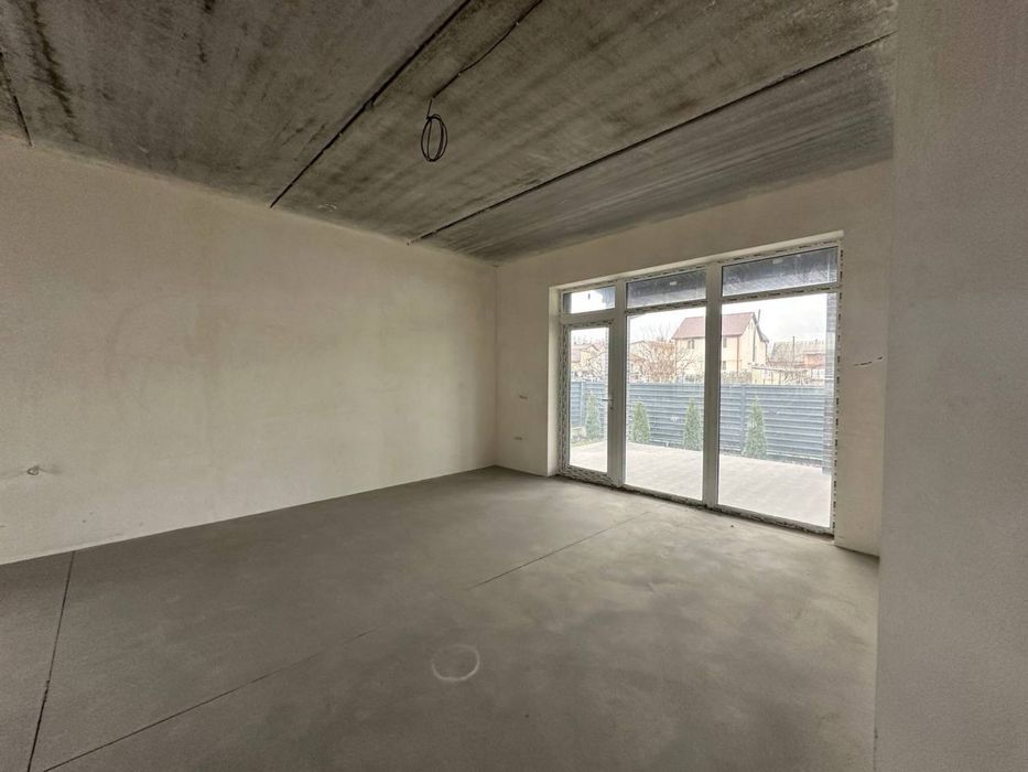 Продаж будинку у Ходосівці біля лісу та озера, закрита територія