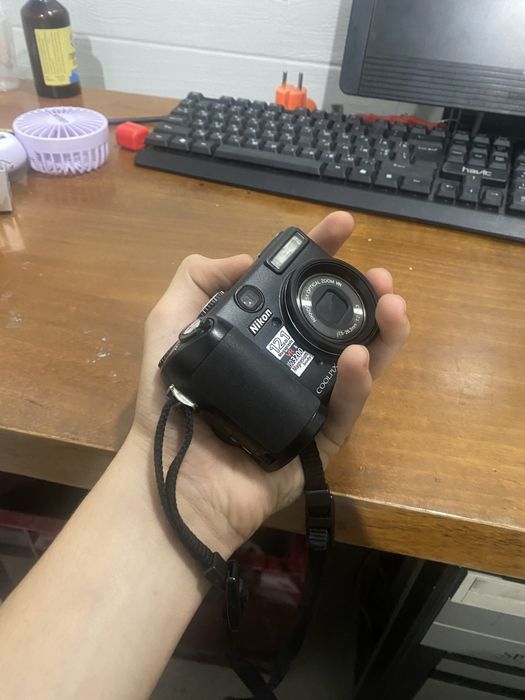 Продам потужну камеру Nikon у працюючому стані, з комплектом.