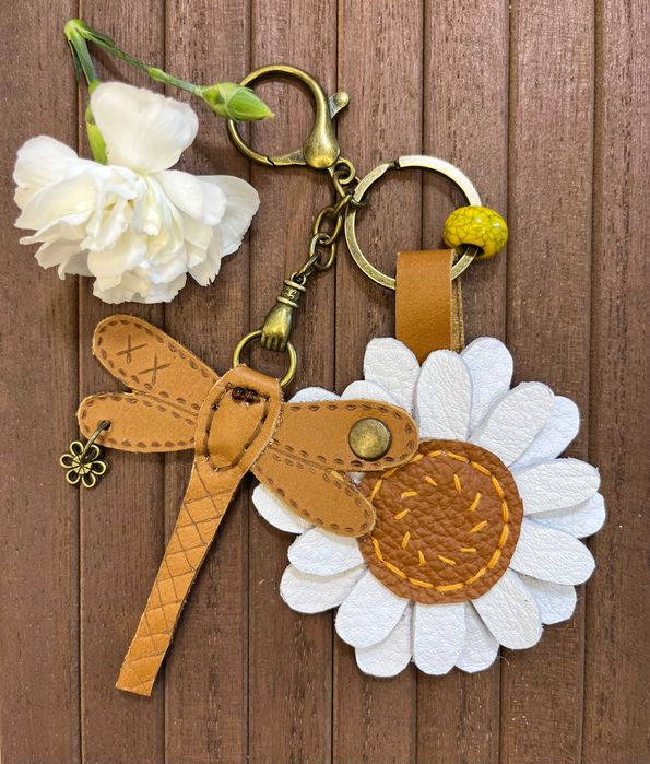 Skórzana zawieszka do torebki, brelok ważka do kluczy ręcznie robiony