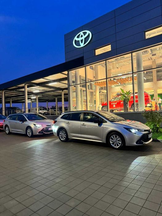 Wynajem samochodu Toyota Corolla hybrid kombi wynajem busa 9 osobowego