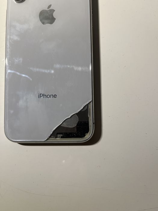 Iphone X partido na frente e traseira