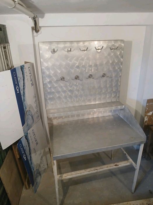 Stół warsztatowy ze ścianą