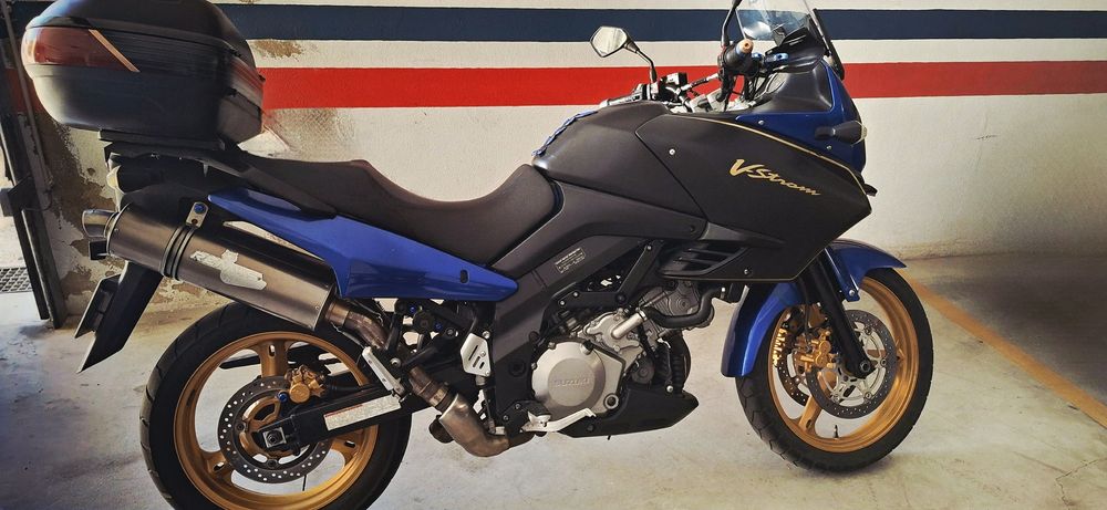 Suzuki V-Strom 1000 com 18000km.
