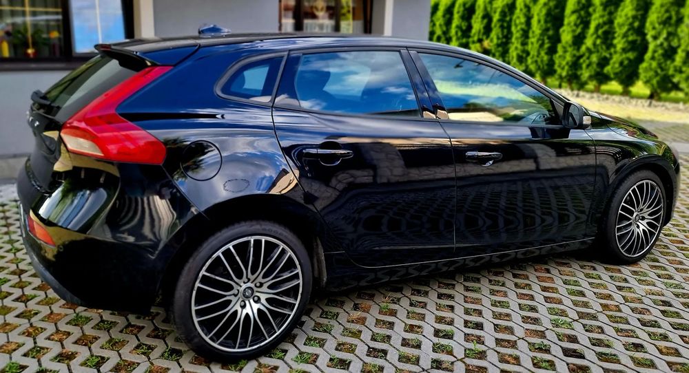 Volvo V40 Stan samochodu bardzo dobry - dodatkowy zestaw koł z oponami zimowymi