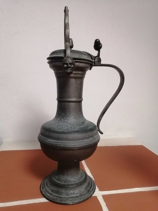 Jarro de decoração em estanho