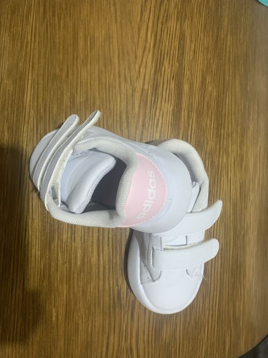 Tenis Adidas tam. 25