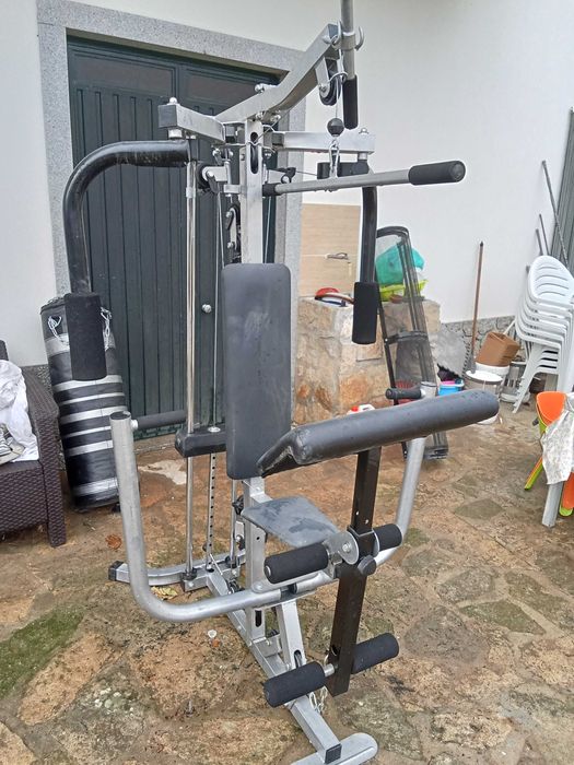 Máquina de ginásio e saco de boxe