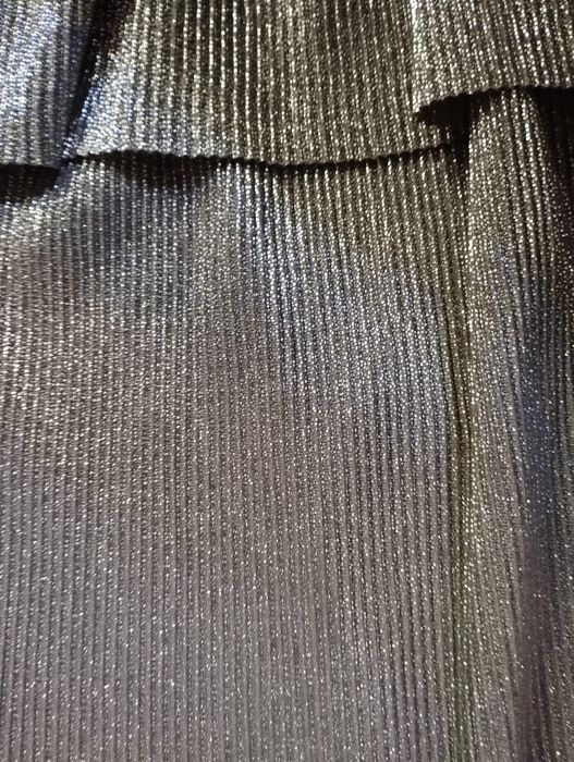 Srebrna falbaniasta spódnica