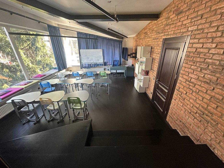 Будинок з басейном 1160 м2, 33 сотки в Ірпені