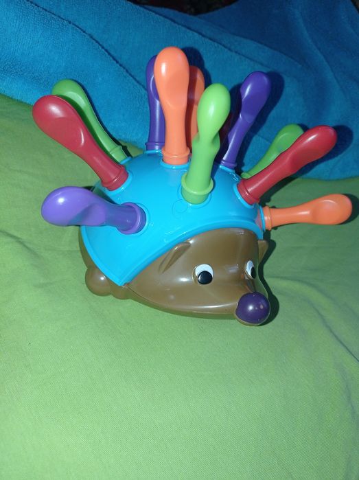 Іграшка їжачок Монтесорі.