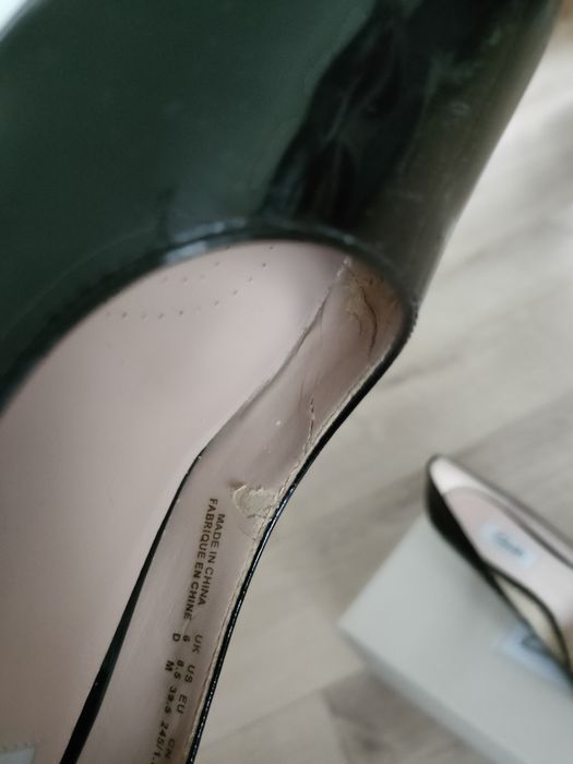 Czarne lakierowane czółenka Clarks