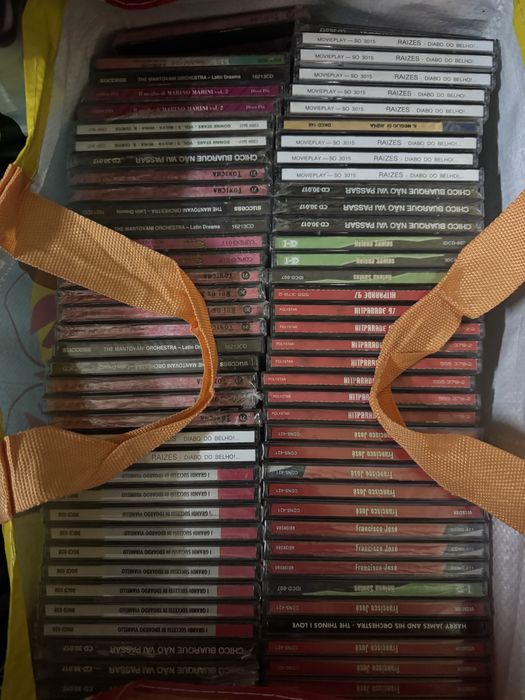 Lote de mais de 150 CDs para capas