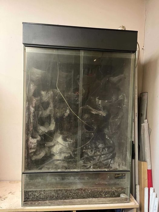 Duże terrarium 112x71x36 cm z zabudową, zraszaczami i pompką