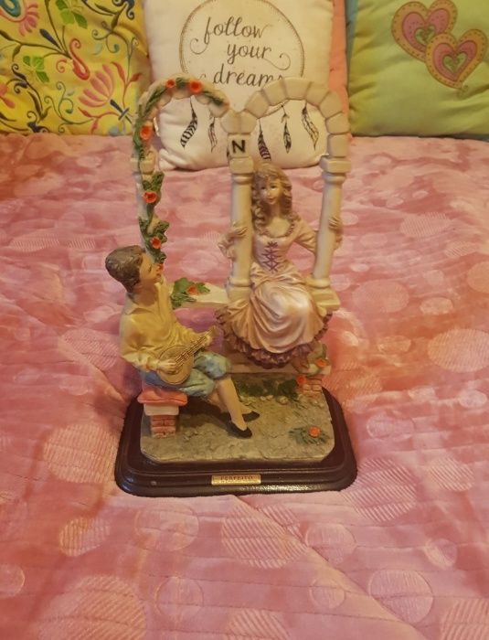Estatueta em Marfinite Casal de Namorados Anos 80