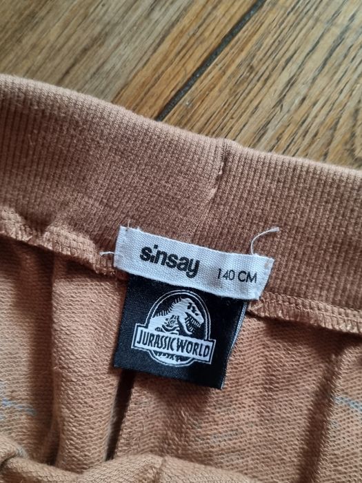 Spodnie dresowe chłopięce jurassic sinsay 140 cm