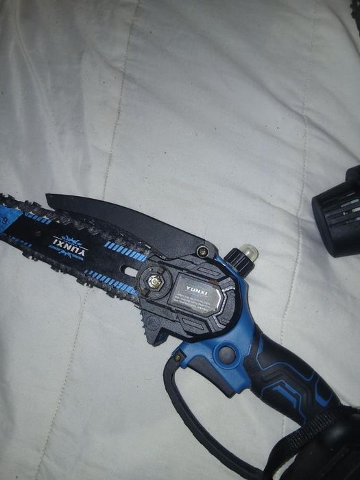 Vendo mini mota serras a bateria com carregador