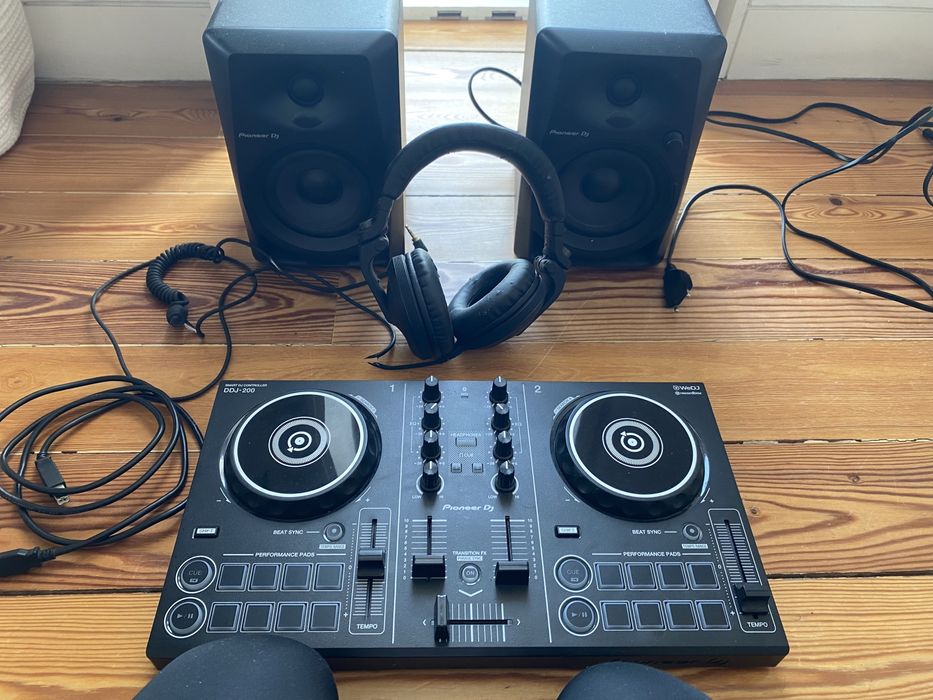 Kit DJ Completo Pioneer: DDJ-200 + Colunas DM-40 + Auscultadores