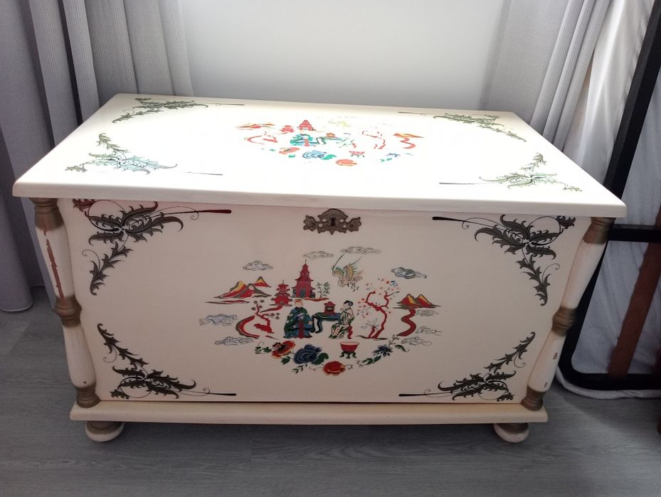Baú vintage pintado à mão – peça decorativa única
