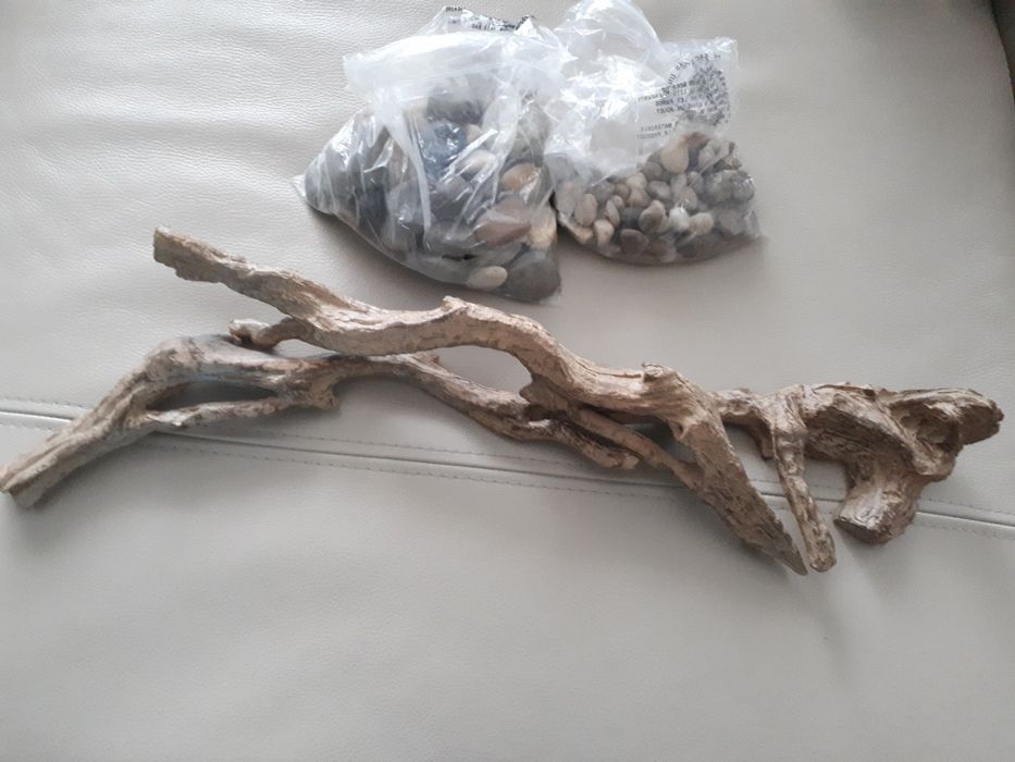 Zestaw imitacji  kawałków drewna i kamieni do kominka elektrycznego.