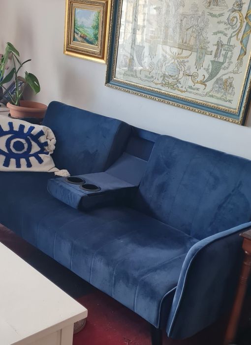 Sofá cama e cadeirão para 3 pessoas com abertura no meio para por 2 copos