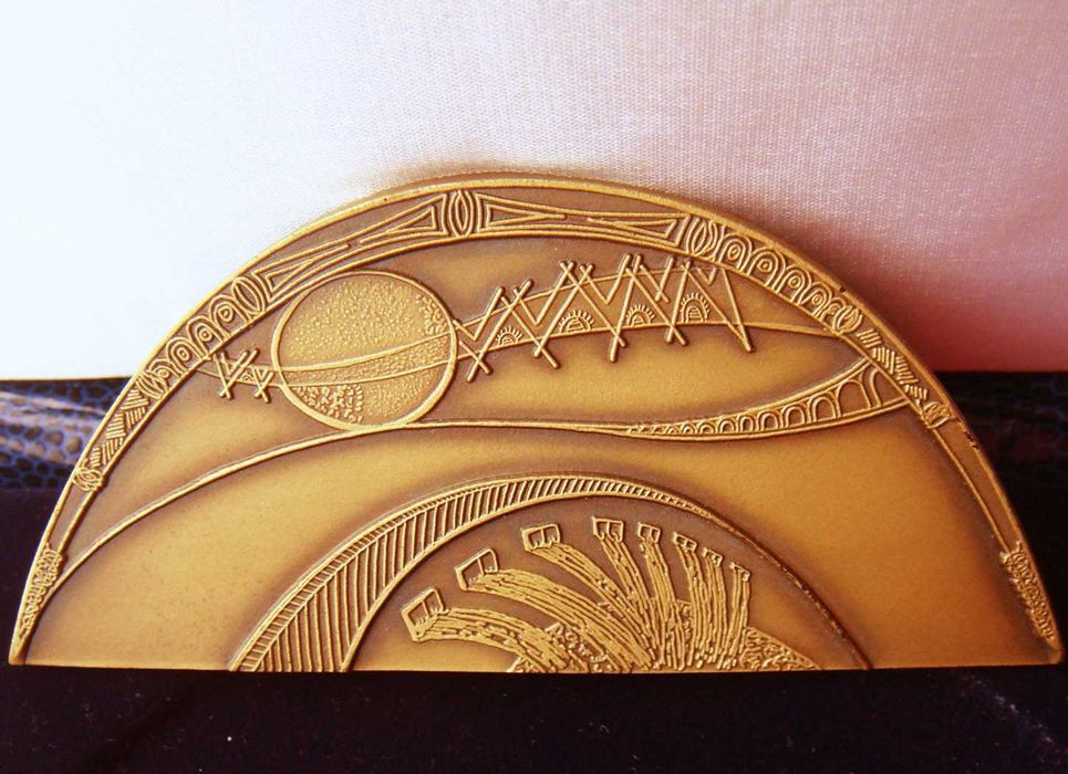 Medalha Escultura de Bronze e Acrílico da Barragem de Cahora Bassa