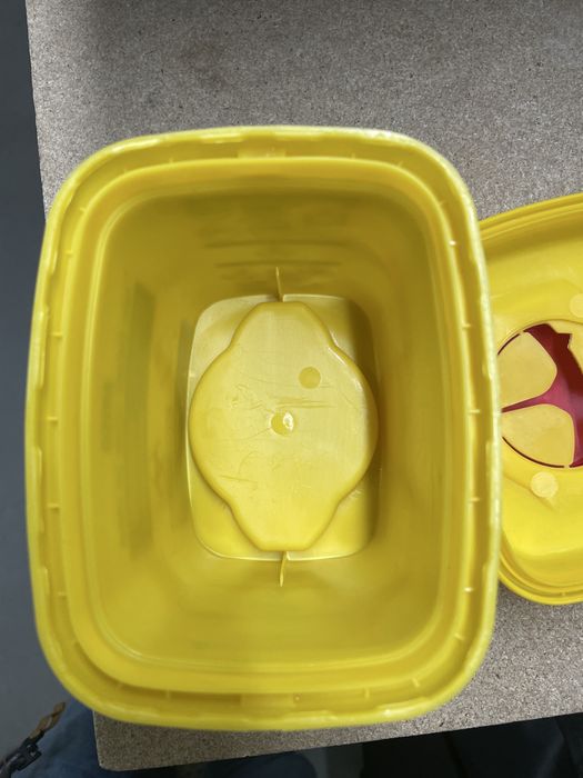 Contentor de laminas e agulhas usadas