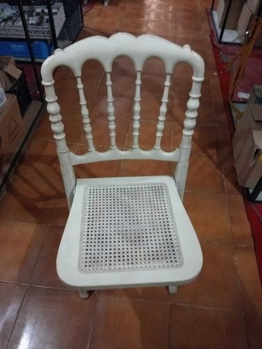 Cadeiras usadas de madeira