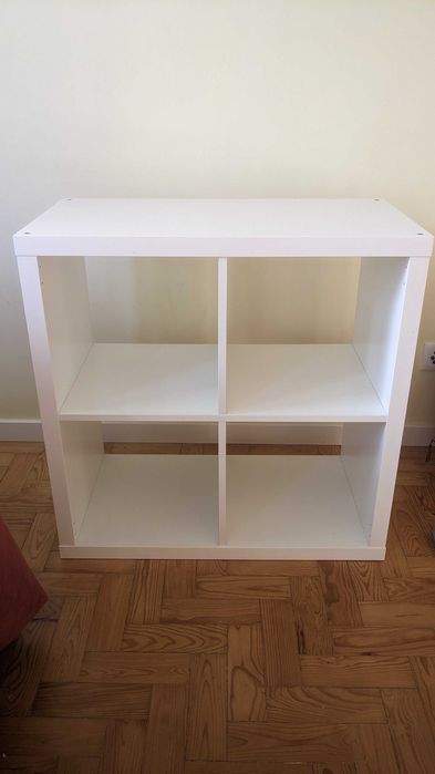 Estante IKEA KALLAX de 4 cubos à venda — branca