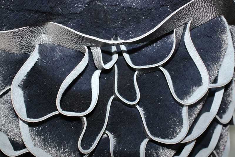 Saco preto com pele por fora e pelo por dentro Marca Italiana