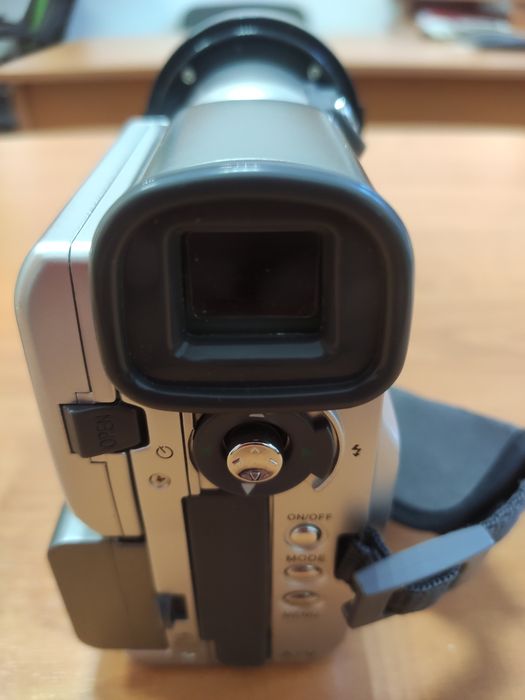 Продам відеокамеру SONY DVX-900