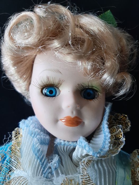 Продам фарфорову куклу зріст 30 см