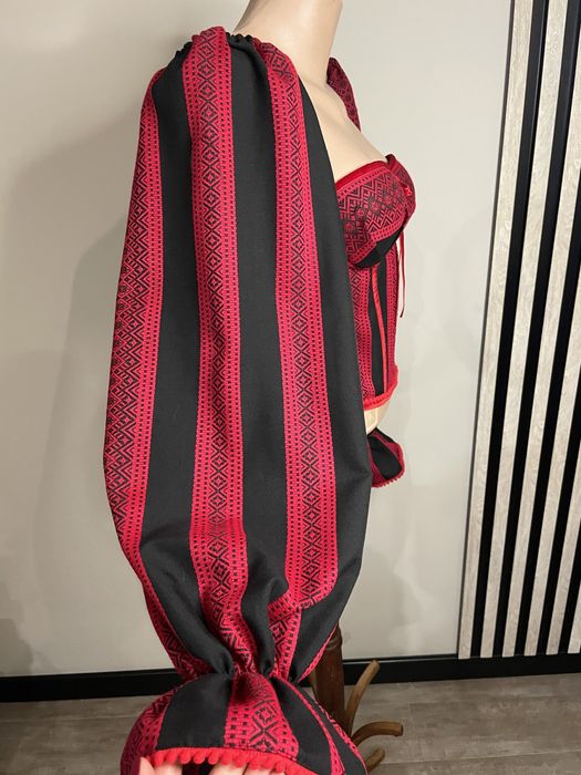 Корсет з рукавами