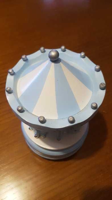 Carrocel antigo em madeira